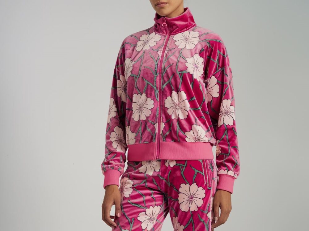 kobieta w kwiecistym dresie welurowym