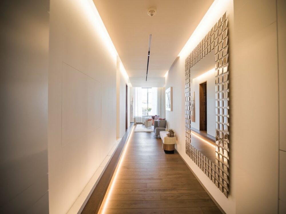 lustro na ścianie korytarza