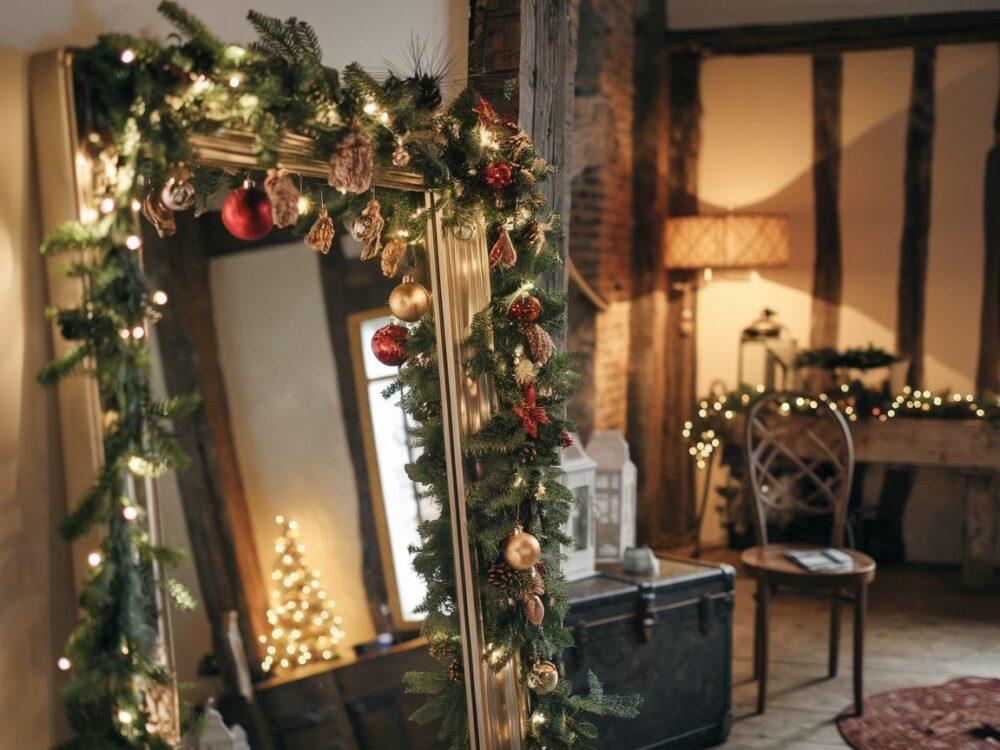 lustro z girlandą świąteczną