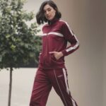 modna kobieta w dresie