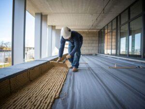 montaż ocieplenia na dachu płaskim