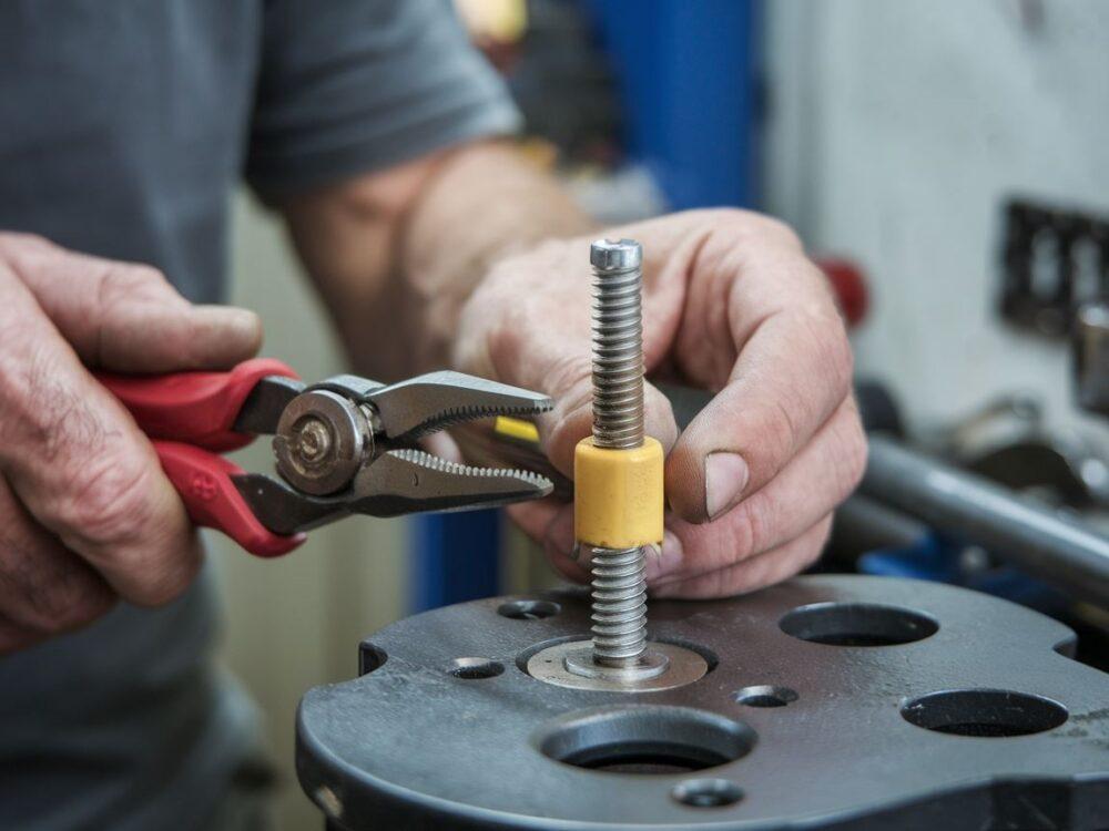 odkręcanie wyrobionej śruby Torx