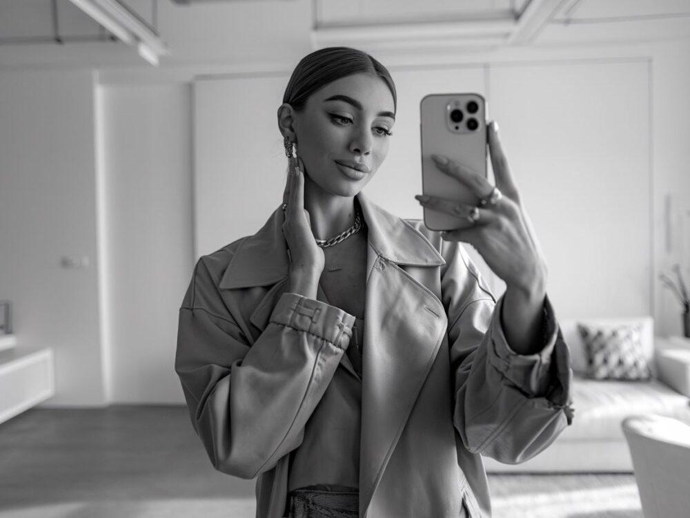 osoba robiąca zdjęcie w lustrze