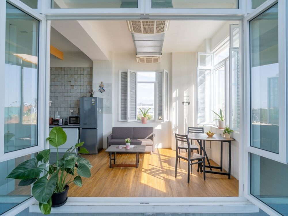 światło słoneczne w mieszkaniu