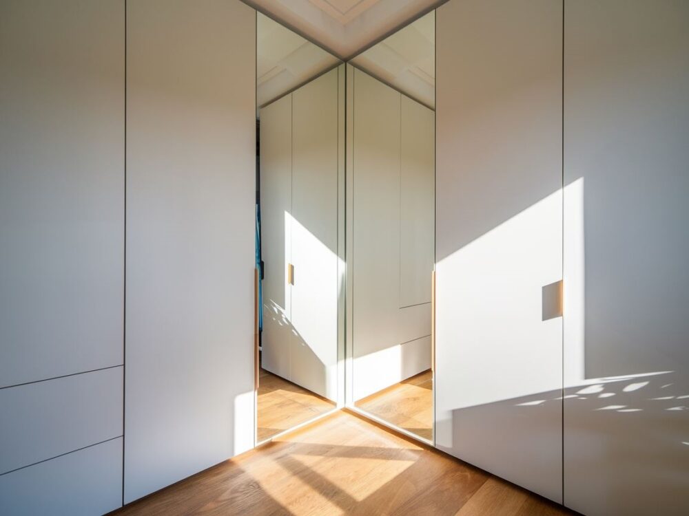 szafa rogowa z lustrem