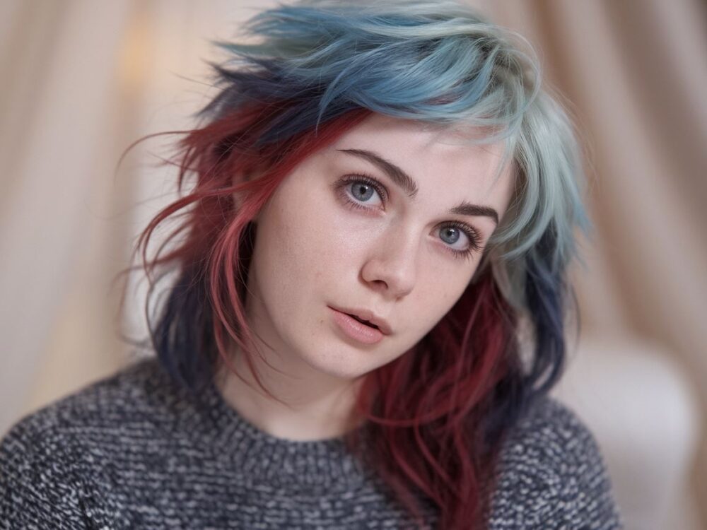 szare oczy i blond włosy