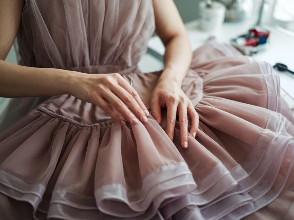 szycie tiulu do sukienki