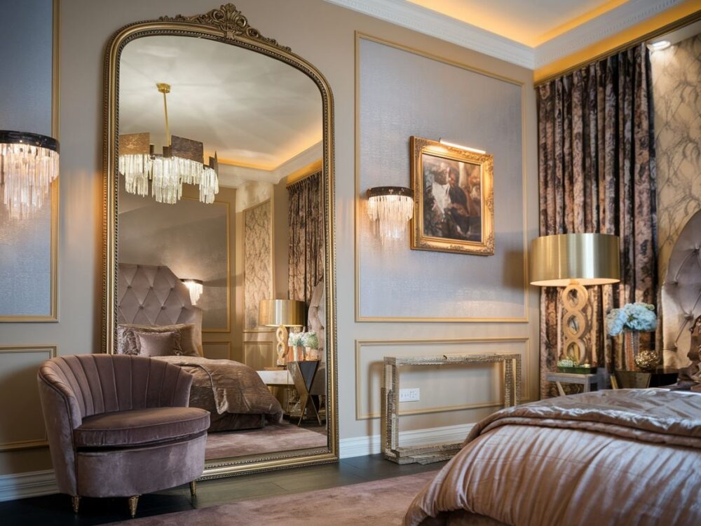 złote akcenty i lustro glamour